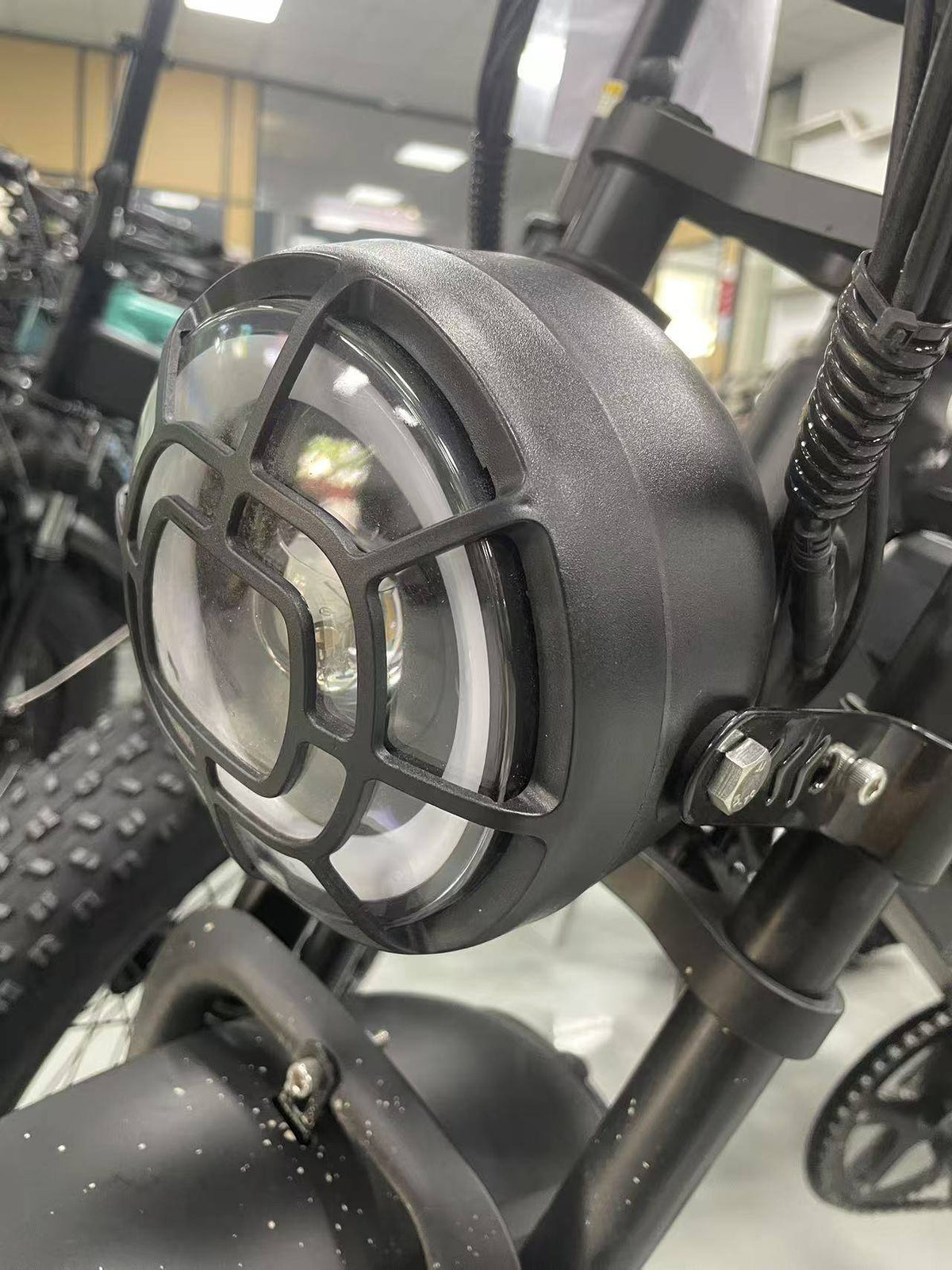 Eilleo SpaceWalk M6 Headlights electric bike.